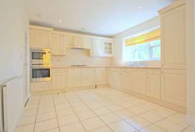  Image of 5 bedroom Detached house to rent in Emmerson Avenue Stratford-upon-Avon CV37 at Emmerson Avenue  Shottery, CV37 9DX
