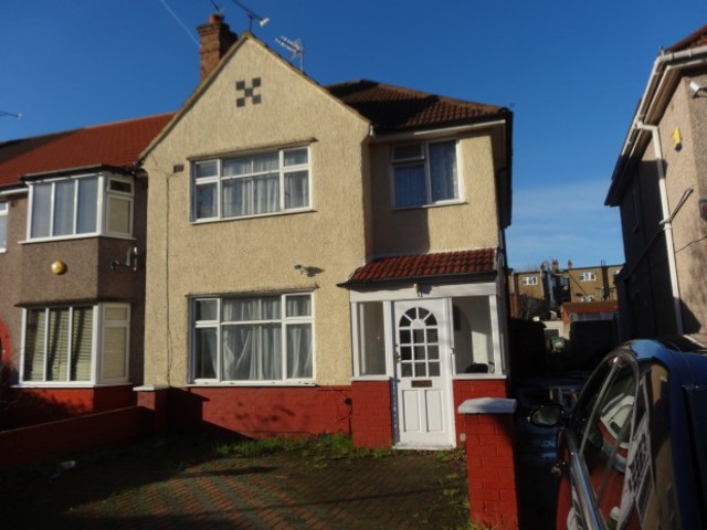  Image of 4 bedroom Terraced house to rent in Ennismore Avenue Greenford UB6 at Ennismore Avenue  Greenford, UB6 0JJ