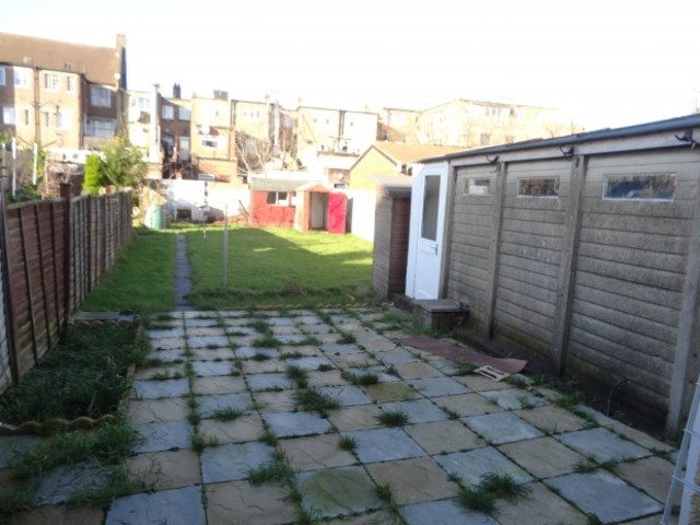  Image of 4 bedroom Terraced house to rent in Ennismore Avenue Greenford UB6 at Ennismore Avenue  Greenford, UB6 0JJ