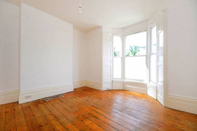  Image of 2 bedroom Flat for sale in Farleigh Road London N16 at Farleigh Road  Stoke Newington, N16 7TF
