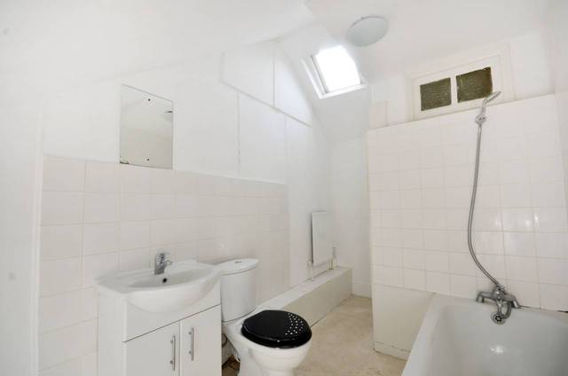  Image of 2 bedroom Flat for sale in Farleigh Road London N16 at Farleigh Road  Stoke Newington, N16 7TF