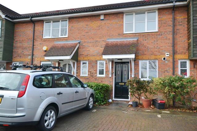  Image of 2 bedroom Property to rent in Fenstanton Avenue London N12 at North Finchley, N12 9HA