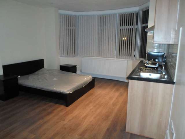  Image of Studio flat to rent in Kingscroft Road London NW2 at Fordwych Road Kilburn London, NW2 3QE