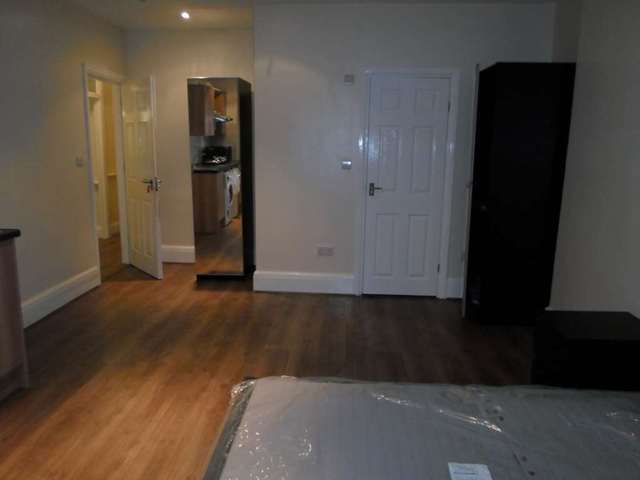  Image of Studio flat to rent in Kingscroft Road London NW2 at Fordwych Road Kilburn London, NW2 3QE