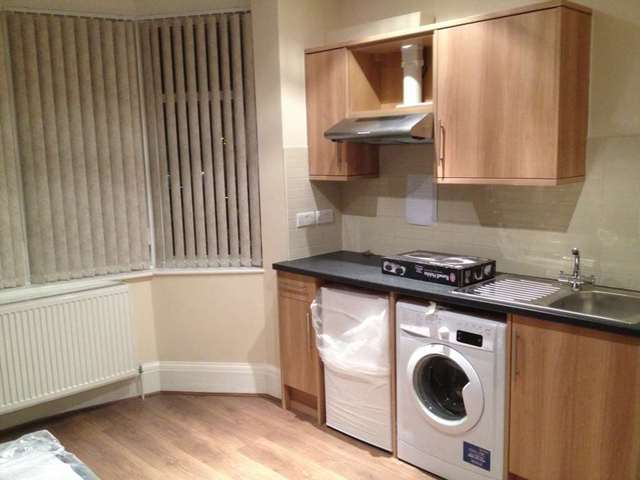  Image of Studio flat to rent in Kingscroft Road London NW2 at Fordwych Road Kilburn London, NW2 3QE