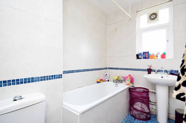  Image of 3 bedroom Flat for sale in Foulden Road London N16 at Foulden Road  Stoke Newington, N16 7UJ