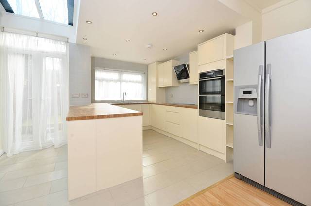  Image of 3 bedroom Detached house to rent in Fountain Road London SW17 at Fountain Road  Tooting, SW17 0HG