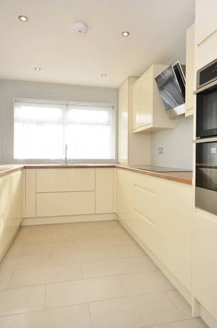  Image of 3 bedroom Detached house to rent in Fountain Road London SW17 at Fountain Road  Tooting, SW17 0HG