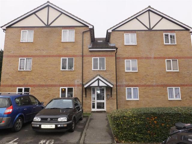  Image of 2 bedroom Flat to rent in Foxglove Way Wallington SM6 at Hackbridge Surrey Beddington, SM6 7JJ