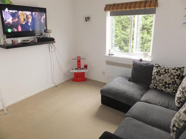  Image of 2 bedroom Flat to rent in Foxglove Way Wallington SM6 at Hackbridge Surrey Beddington, SM6 7JJ