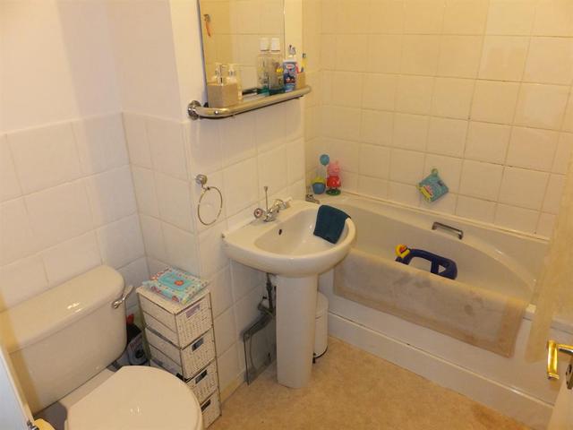  Image of 2 bedroom Flat to rent in Foxglove Way Wallington SM6 at Hackbridge Surrey Beddington, SM6 7JJ