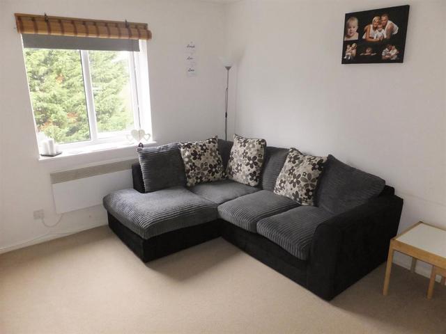 Image of 2 bedroom Flat to rent in Foxglove Way Wallington SM6 at Hackbridge Surrey Beddington, SM6 7JJ