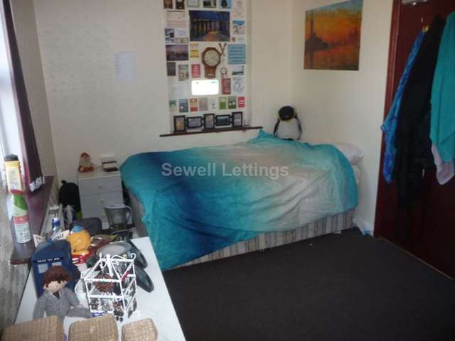  Image of 6 bedroom Detached house to rent in Foxhill Road Reading RG1 at Foxhill Road  Reading, RG1 5QS