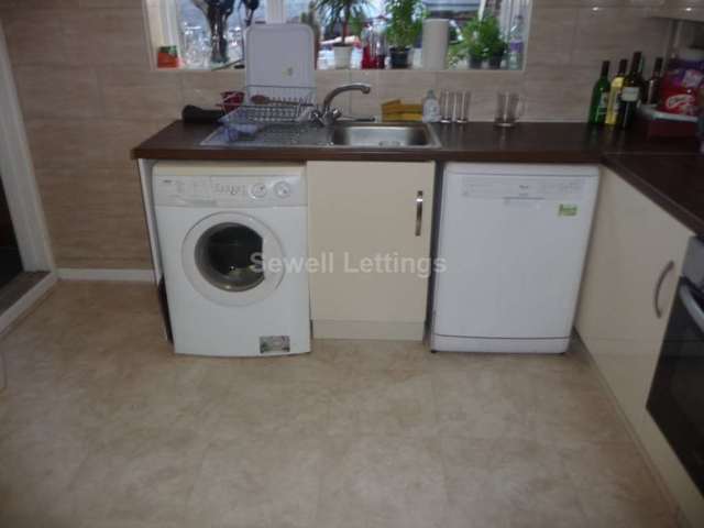 Image of 6 bedroom Detached house to rent in Foxhill Road Reading RG1 at Foxhill Road  Reading, RG1 5QS