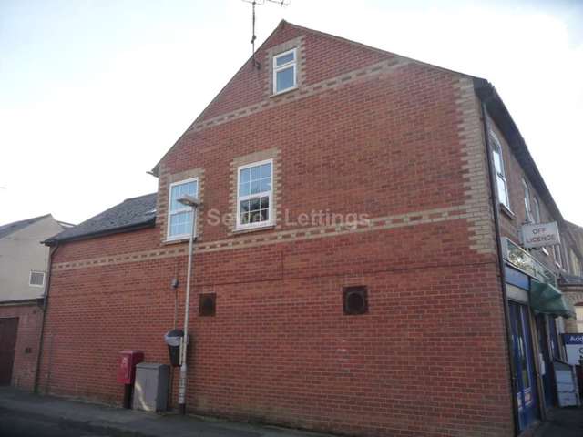  Image of 6 bedroom Detached house to rent in Foxhill Road Reading RG1 at Foxhill Road  Reading, RG1 5QS
