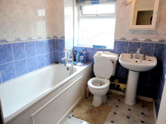  Image of 3 bedroom Terraced house to rent in Frays Waye Cowley Uxbridge UB8 at Frays Waye  Uxbridge, UB8 2RJ