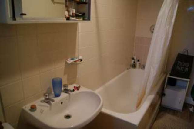  Image of Flat to rent in Fulham Palace Road London SW6 at London, SW6 6HP