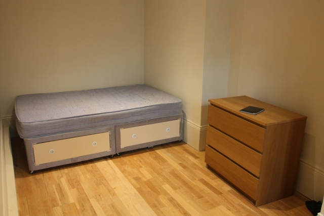  Image of 3 bedroom Flat to rent in Fulham Road London SW6 at Fulham Road  London, SW6 1HH