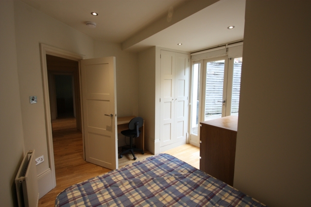  Image of 3 bedroom Flat to rent in Fulham Road London SW6 at Fulham Road  London, SW6 1HH