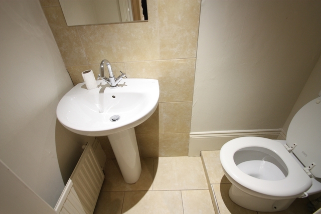  Image of 3 bedroom Flat to rent in Fulham Road London SW6 at Fulham Road  London, SW6 1HH