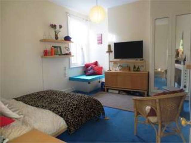  Image of 5 bedroom Apartment for sale in Glendale Gardens Leigh-on-Sea SS9 at Glendale Gardens Leigh on sea Leigh-on-Sea, SS9 2AY