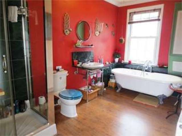  Image of 5 bedroom Apartment for sale in Glendale Gardens Leigh-on-Sea SS9 at Glendale Gardens Leigh on sea Leigh-on-Sea, SS9 2AY