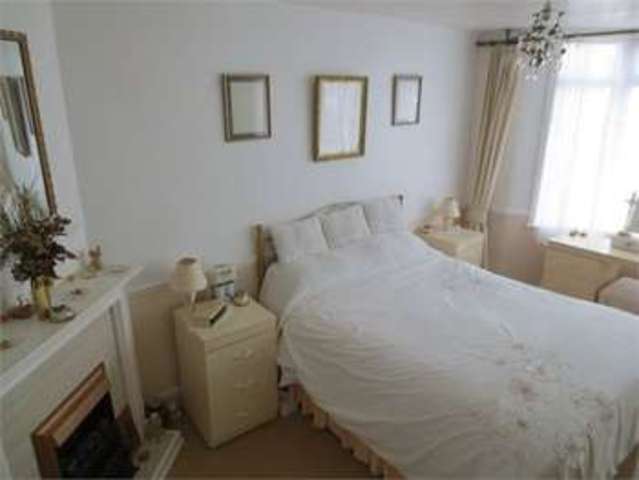  Image of 3 bedroom Terraced house for sale in Glendale Gardens Leigh-on-Sea SS9 at Glendale gardens Leigh on sea Leigh-on-Sea, SS9 2AS