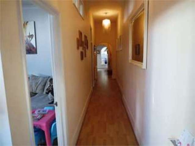  Image of 2 bedroom Apartment for sale in Glendale Gardens Leigh-on-Sea SS9 at Glendale gardens Leigh on sea Leigh-on-Sea, SS9 2AY
