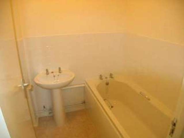  Image of 1 bedroom Apartment to rent in St. Winefrides Road Littlehampton BN17 at St Winefrides Road Littlehampton Littlehampton, BN17 5LY