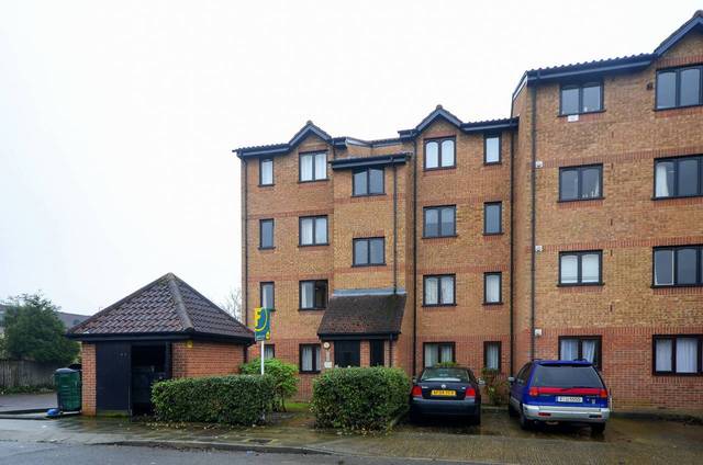  Image of 1 bedroom Flat for sale in Glenville Grove London SE8 at Glenville Grove  Deptford, SE8 4BP