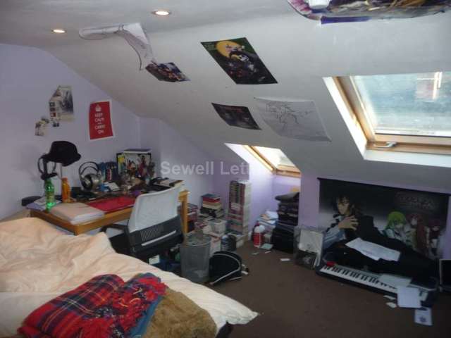  Image of 6 bedroom Detached house to rent in Grange Avenue Earley Reading RG6 at Grange Avenue  Reading, RG6 1DL