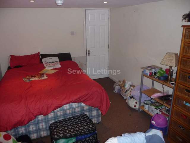  Image of 6 bedroom Detached house to rent in Grange Avenue Earley Reading RG6 at Grange Avenue  Reading, RG6 1DL
