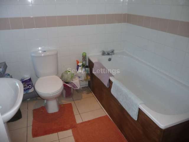  Image of 6 bedroom Detached house to rent in Grange Avenue Earley Reading RG6 at Grange Avenue  Reading, RG6 1DL