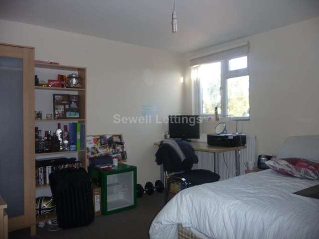  Image of 6 bedroom Detached house to rent in Grange Avenue Earley Reading RG6 at Grange Avenue  Reading, RG6 1DL
