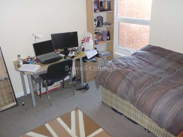  Image of 6 bedroom Detached house to rent in Grange Avenue Earley Reading RG6 at Grange Avenue  Reading, RG6 1DL