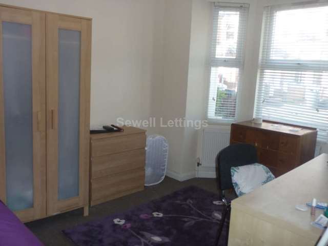  Image of 6 bedroom Detached house to rent in Grange Avenue Earley Reading RG6 at Grange Avenue  Reading, RG6 1DL