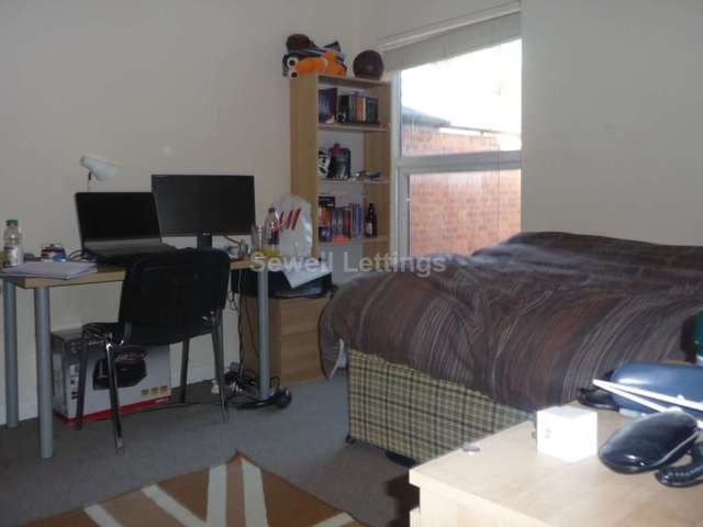  Image of 6 bedroom Detached house to rent in Grange Avenue Earley Reading RG6 at Grange Avenue  Reading, RG6 1DL