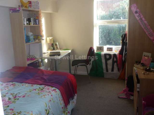  Image of 6 bedroom Detached house to rent in Grange Avenue Earley Reading RG6 at Grange Avenue  Reading, RG6 1DL