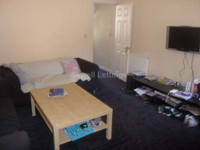 Image of 6 bedroom Detached house to rent in Grange Avenue Earley Reading RG6 at Grange Avenue  Reading, RG6 1DL