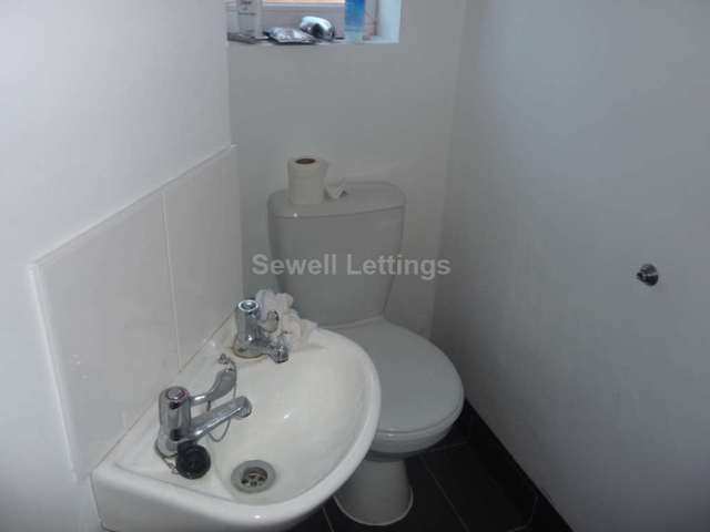  Image of 6 bedroom Detached house to rent in Grange Avenue Earley Reading RG6 at Grange Avenue  Reading, RG6 1DL
