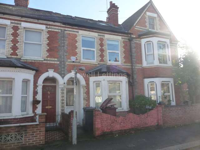  Image of 6 bedroom Detached house to rent in Grange Avenue Earley Reading RG6 at Grange Avenue  Reading, RG6 1DL