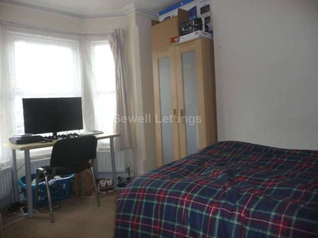  Image of 6 bedroom Detached house to rent in Grange Avenue Earley Reading RG6 at Grange Avenue  Reading, RG6 1DL