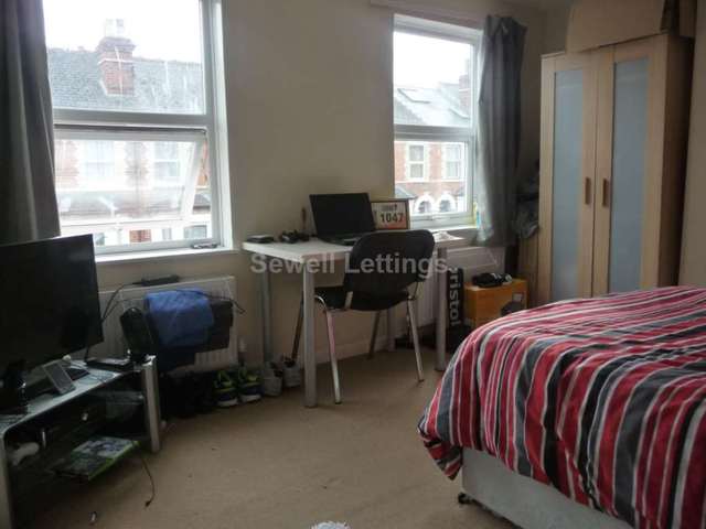  Image of 6 bedroom Detached house to rent in Grange Avenue Earley Reading RG6 at Grange Avenue  Reading, RG6 1DL