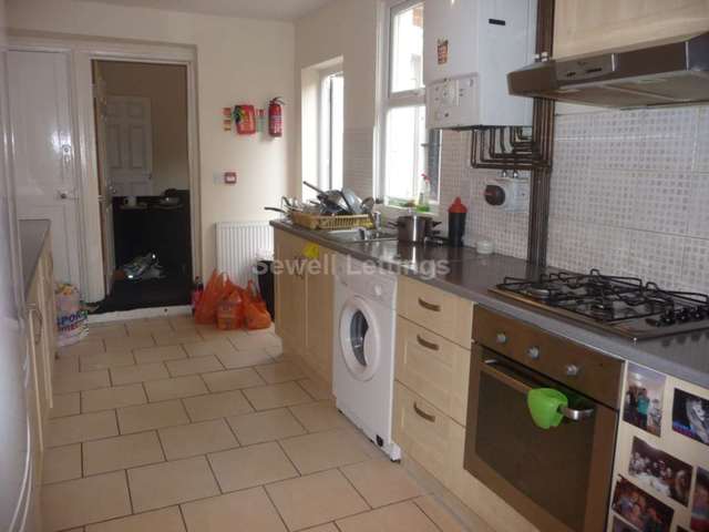 Image of 6 bedroom Detached house to rent in Grange Avenue Earley Reading RG6 at Grange Avenue  Reading, RG6 1DL