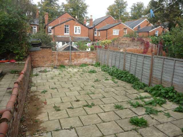  Image of 6 bedroom Detached house to rent in Grange Avenue Earley Reading RG6 at Grange Avenue  Reading, RG6 1DL