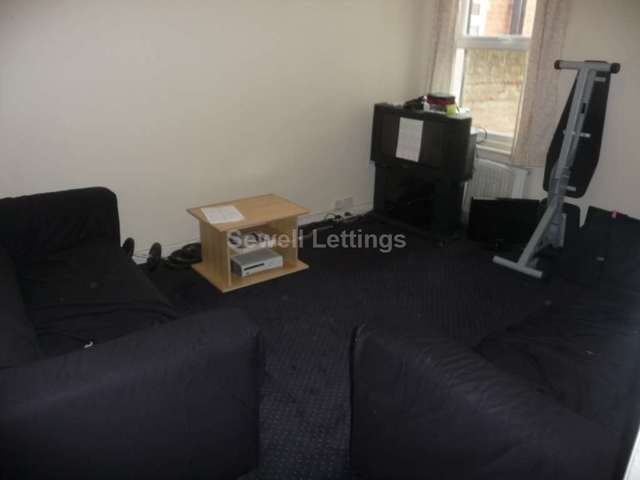  Image of 6 bedroom Detached house to rent in Grange Avenue Earley Reading RG6 at Grange Avenue  Reading, RG6 1DL