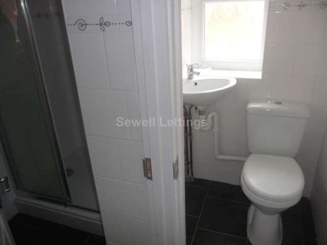  Image of 6 bedroom Detached house to rent in Grange Avenue Earley Reading RG6 at Grange Avenue  Reading, RG6 1DL