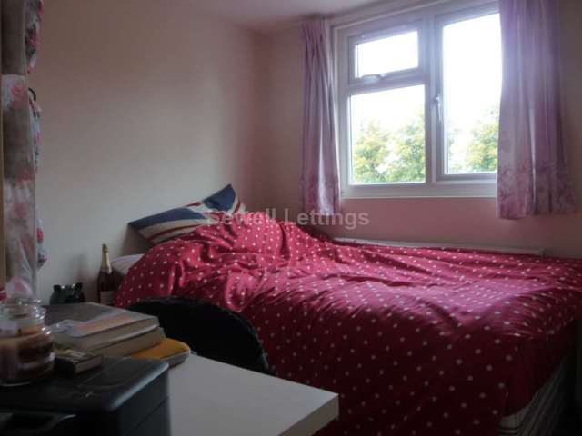  Image of 6 bedroom Detached house to rent in Grange Avenue Earley Reading RG6 at Grange Avenue  Reading, RG6 1DL