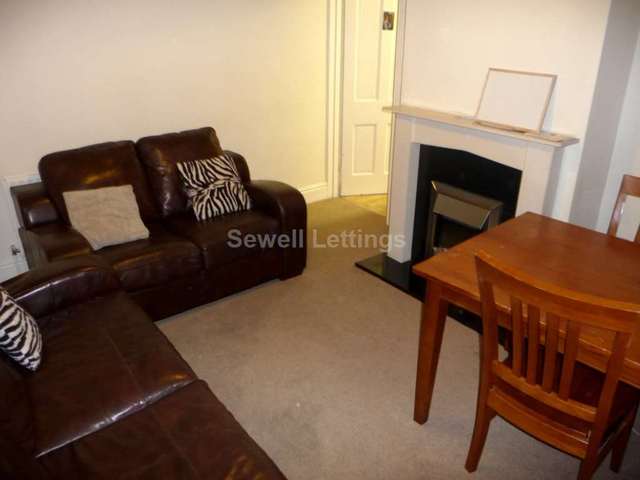  Image of 4 bedroom Detached house to rent in Grange Avenue Earley Reading RG6 at Grange Avenue  Reading, RG6 1DJ