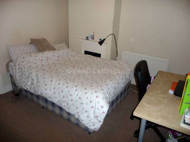  Image of 4 bedroom Detached house to rent in Grange Avenue Earley Reading RG6 at Grange Avenue  Reading, RG6 1DJ